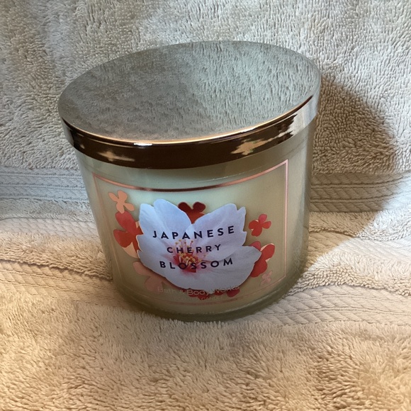 🌸 Bath & Body Works Japanese Cherry Blossom 3-wick Scented candle 🌸 - Picture 1 of 3